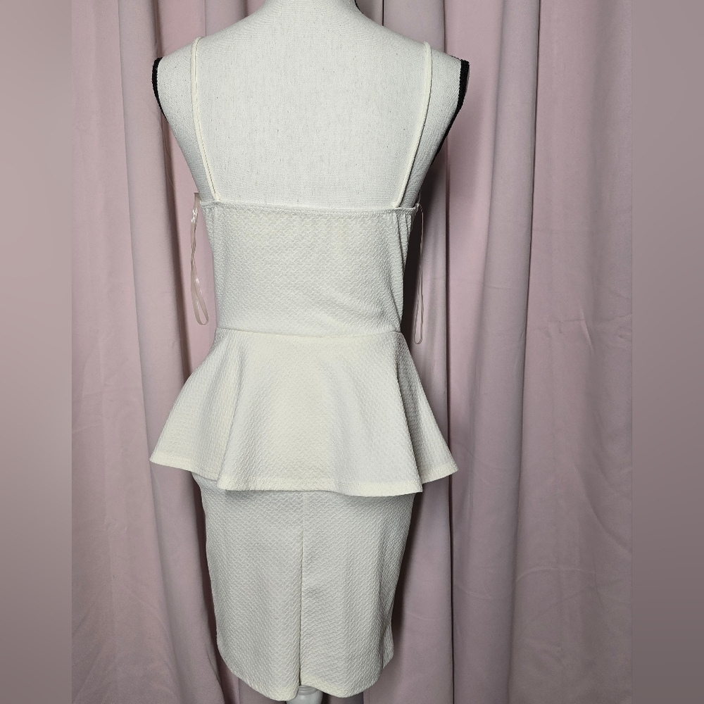 Elegant White Peplum Dress - Picture 3 of 4